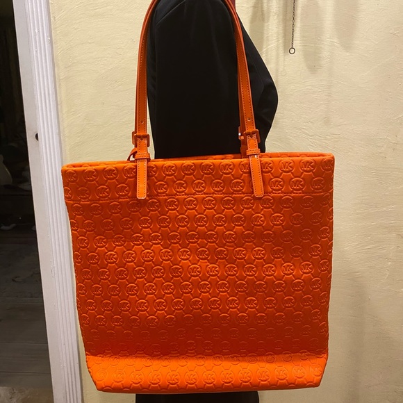Authentic Michael Kors orange tote. New without tags - Picture 2 of 8
